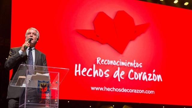 Con reconocimiento “Hechos del corazón”, alcalde Peñalosa exalta la labor de funcionarios de la salud