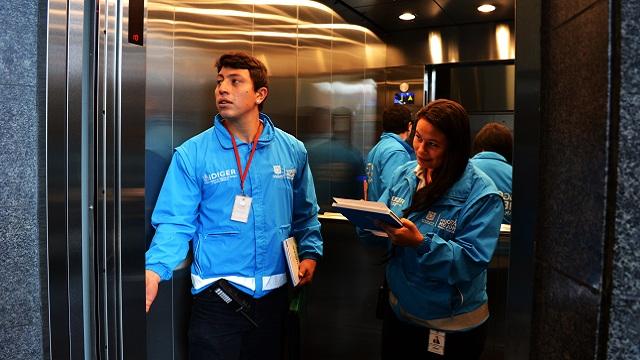 Idiger cumple con operativos para verificar funcionamiento de ascensores en Bogotá. Foto: IDIGER