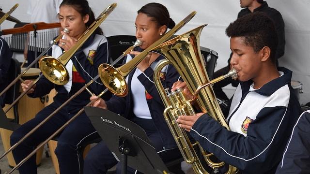 Entrega de instrumentos a Colegio Luis Ángel Arango - Foto: Prensa Secretaría de Educación 