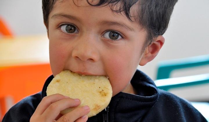 Niño comiendo - Foto:educacionbogota.edu.co