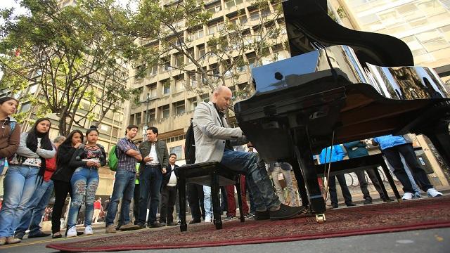 Un piano rompió con la cotidianidad de la carrera Séptima - FOTO: Prensa Alcaldía Mayor de Bogotá