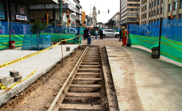 Exposición a “cielo abierto” de rieles del tranvía en la Séptima Peatonal