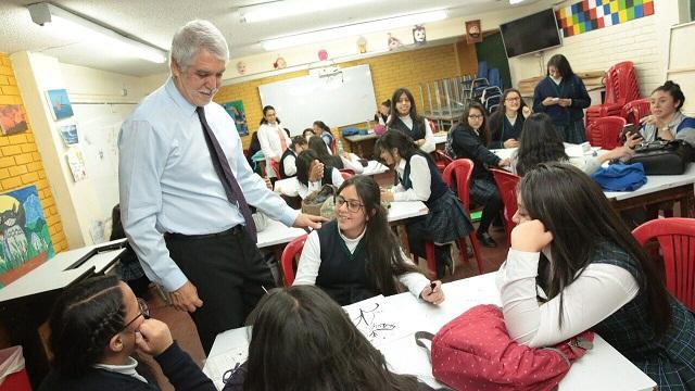 Alcalde con estudiantes - Foto: Prensa Alcaldía Mayor 