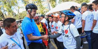 Alcalde Enrique Peñalosa saludando a los niños que participaron en el 'BiciCar'