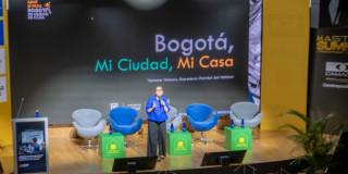 Foto en la que se encuentra la secretaria del Hábitat, Vanessa Velasco Bernal en su intervención durante el Master Summit 2025