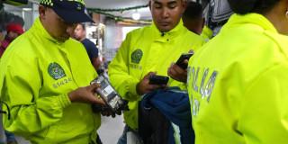 Foto de uniformados de la Policía, incautando celulares reportados como hurtados.