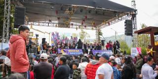 Foto de asistentes a las novenas de Navidad en Bogotá en la Plaza Fundacional de Usme.