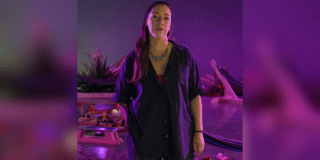 Imagen de la artista Angélica Teuta ganadora del Premio Luis Caballero 2025