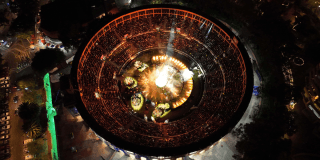 Imagen panorámica nocturna de la Plaza Cultural La Santamaría de Bogotá