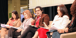 Imagen de Roberto Angulo, secretario de Integración Social, hablando acompañado de varias mujeres