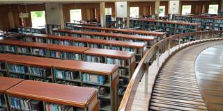Foto de una biblioteca de Bogotá