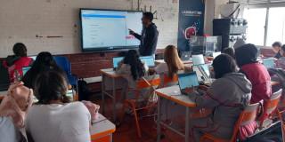 Foto que muestra estudiantes en un salon de clases