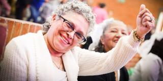 En la foto una señora sonriendo