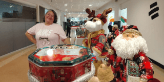 Imagen de una señora emprendedora exhibiendo sus productos