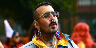 Imagen de varias personas de la comunidad en un acto LGBTI