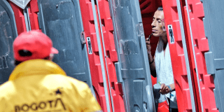 Imagen de un habitante de calle afeitándose