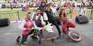 Foto que muestra artistas sonriendo