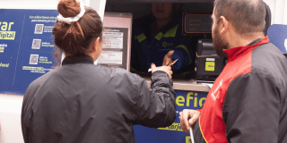 Imagen de una mujer recargado su tarjeta de TransMilenio