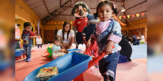 Imagen de niña participando del programa 'En Movimiento 0 a 5'.