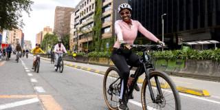Imagen de varias personas disfrutando de la Ciclovía en la carrera séptima a la altura de la Universidad Javeriana