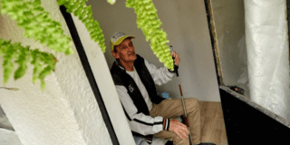 Imagen de Alberto sentado en un patio