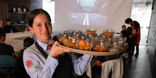 Imagen de una mesera