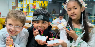Imagen de varios niños tomando los talleres en Maloka.