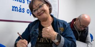 Foto de dos vendedores informales en procesos formación académica y técnica en Bogotá.