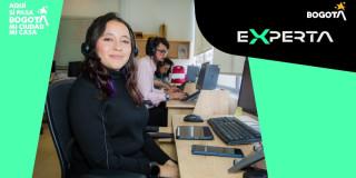 Foto de una mujer durante un curso virtual gratis en Bogotá.