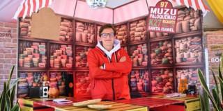 Secretario de Gobierno de Bogotá en un stand en el FEP.