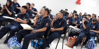 Imagen de jóvenes en una aula de clases