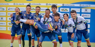 Imagen de ciclistas celebrando