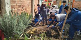 Estudiantes de Bosa en aula viva biodiversa