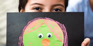 Niña con un dibujo.