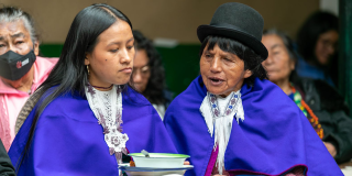 Imagen de dos mujeres de las comunidades indígenas