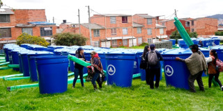 Foto de la entrega de contenedores de agua en zonas rurales de Bogotá.