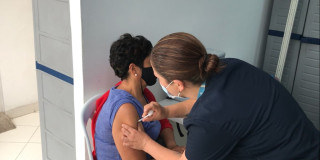 Foto de una mujer en proceso de vacunación en Bogotá.