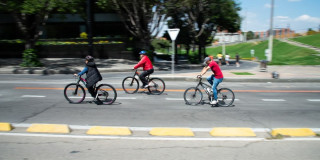 Personas en bicicleta recorren ciclovía de Bogotá durante jornada recreativa en el parque lineal de la ciudad
