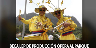 Foto que muestra dos personas sonriendo y llevando tambores en Bogotá.
