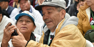 Imagen de un hombre y una mujer viendo el celular