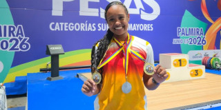 Yelena Restrepo sostiene medallas en campeonato de levantamiento de pesas en Palmira