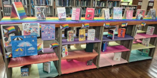 Imagen de stand de libros en conmemoración del Mes del Orgullo LGBTI