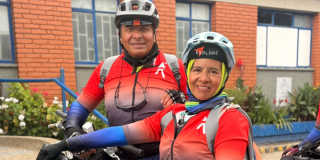 Foto de dos personas con casco