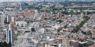 Ciclistas, corredores y peatones disfrutan la Ciclovía de Bogotá en corredor vial habilitado para la actividad física y la recreación al aire libre.