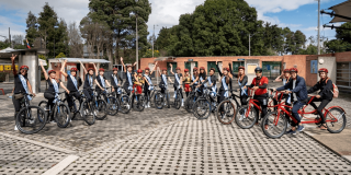 Participantes de Miss Mundo Colombia realizan recorrido en bicicleta junto al IDRD durante jornada de promoción del bienestar, la actividad física y el liderazgo de las mujeres en Bogotá.
