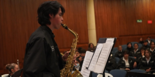 Foto de un joven tocando un instrumento musical