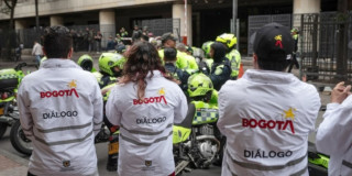 Gestores de Diálogo mirando a policías.