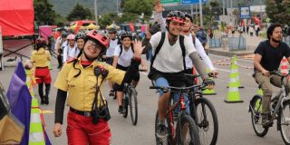 Ciclistas recorren la Ciclovía de Bogotá junto a Guardianes de la Ciclovía del IDRD durante una jornada recreativa con actividades deportivas, señalización vial y espacios para la movilidad activa.