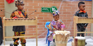 Niños tocando instrumentos musicales