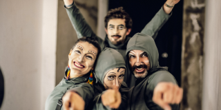 Imagen de varios hombres y mujeres artistas locales de Bogotá.